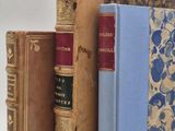 trois livres empilés les uns sur les autres