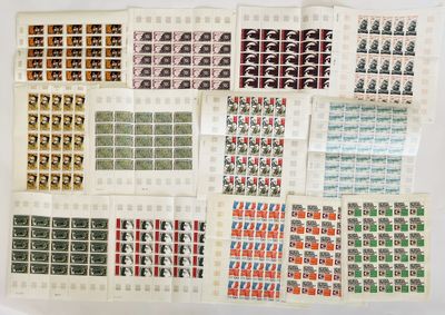 un ensemble de timbres présentant différents motifs sur un fond blanc