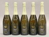 quatre bouteilles de champagne sont alignées
