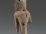 une image représentant une sculpture en bois d'une femme portant un chapeau sur la tête