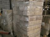 une grande pile de cartons entreposée dans un entrepôt