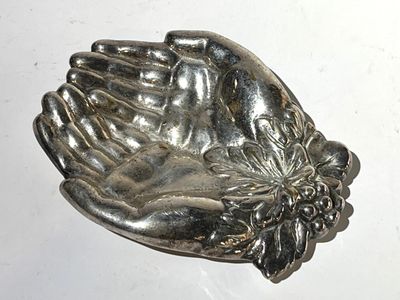 VALENTI. Vide poche en bronze argenté figurant des mains jointes avec  - Photo 1