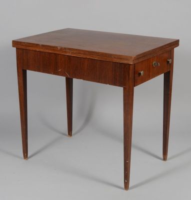 l'image d'une petite table avec un tiroir