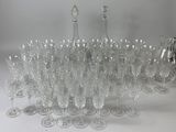 un grand nombre de verres à vin posés sur une table
