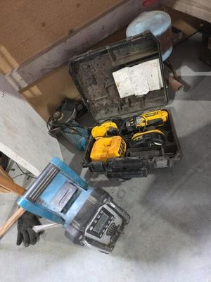 une boîte à outils posée par terre, contenant des outils