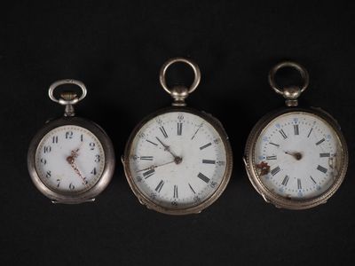 trois montres de poche en argent comportant des chiffres romains