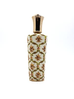 une image représentant un flacon de parfum sur fond blanc