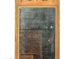 un miroir posé sur une table