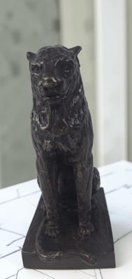 une statue représentant un chien assis sur une table