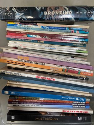 plusieurs livres empilés sur une étagère