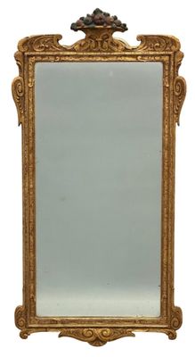 une image d'un miroir encadré d'or sur un fond blanc