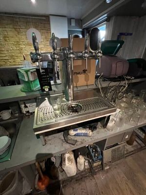 une photo d'une machine à café dans un café