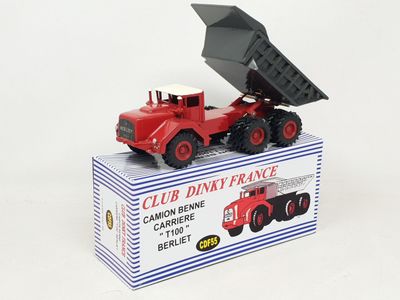 un petit camion rouge avec une benne basculante sur le toit