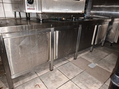 un grand comptoir en acier inoxydable dans une cuisine commerciale