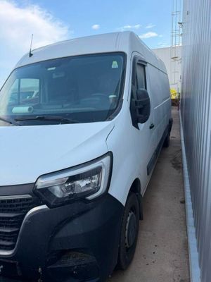 la photo d'une camionnette blanche garée devant un bâtiment