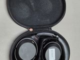 un casque audio dans son étui, posé sur une table