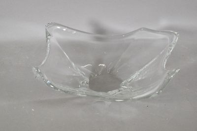 un saladier en verre transparent percé d'un petit trou