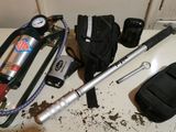 un grand nombre d'outils posés sur une table