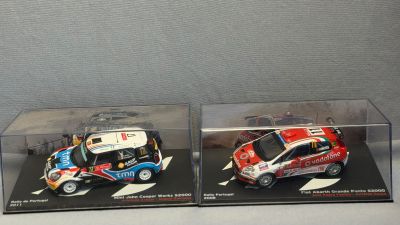 deux voitures miniatures dans une vitrine posée sur une table