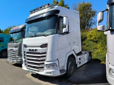 trois camions garés les uns à côté des autres sur un parking