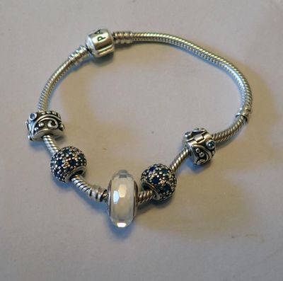 bracelet plaqué argent orné d'une perle en verre et de breloques