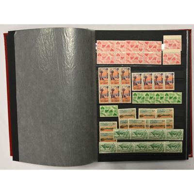 un livre dont la couverture est ornée de timbres