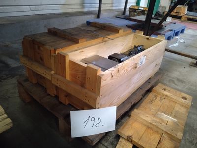 un tas de bois posé sur une palette, avec une étiquette de prix