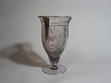 un vase en verre posé sur une table
