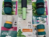 Trois types différents de tuyaux d'arrosage sont présentés sur une surface blanche