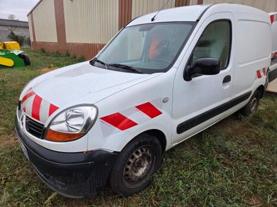 une camionnette blanche à rayures rouges garée devant un immeuble