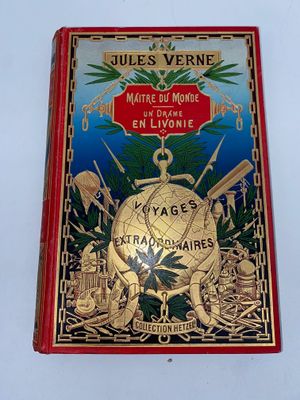 un livre posé sur une table