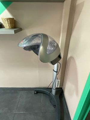 un sèche-cheveux posé sur un support dans une pièce