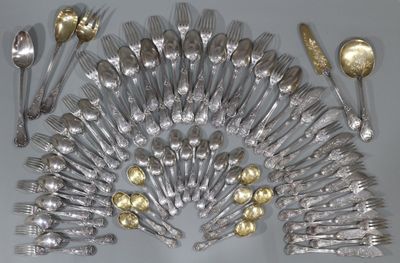 beaucoup de cuillères en argent et de cuillères sur la table