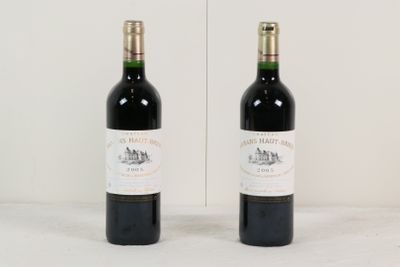 deux bouteilles de vin posées l'une à côté de l'autre sur une table