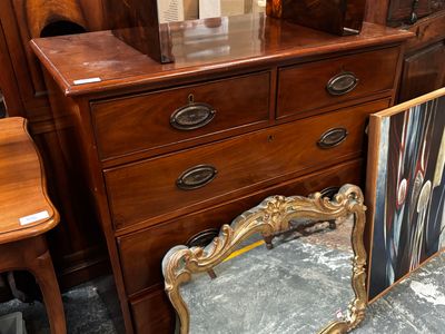 une commode surmontée d'un miroir dans une pièce