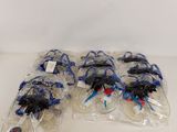 quatre sacs en plastique contenant des fils bleus et rouges, posés sur une surface blanche