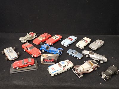 un grand nombre de petites voitures posées sur une table