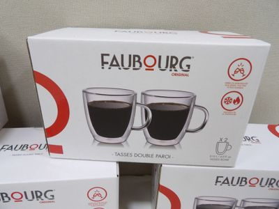 trois boîtes de café Faubourg empilées les unes sur les autres