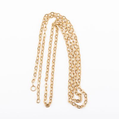 un collier en or avec une chaîne sur fond blanc