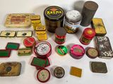tout un assortiment de boîtes de conserve de toutes sortes sur la table