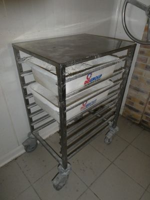 une photo d'une cuisine sur laquelle se trouve une grille avec des pizzas dessus