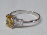 une bague sertie d'un diamant jaune et de diamants taille baguette
