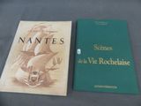 deux livres posés l'un à côté de l'autre sur une table
