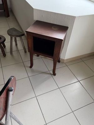 une petite table et une chaise dans un coin de la pièce