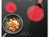 une plaque de cuisson noire avec un brûleur rouge et une poêle posée dessus