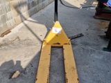 un chariot élévateur garé devant un mur de briques