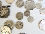 beaucoup de pièces qui sont sur la table