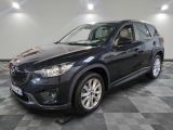le mazda cx - 5 est garé sur un sol en damier