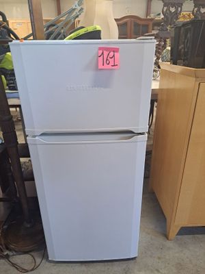 un réfrigérateur sur lequel est collé un autocollant rose