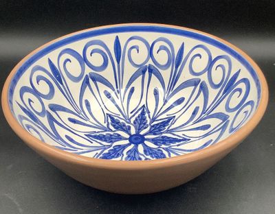 un bol bleu et blanc posé sur une table